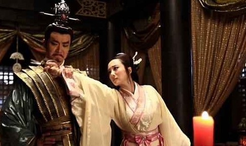 喜欢别人老婆的曹操，为何对两位美艳儿媳的态度截然不同？